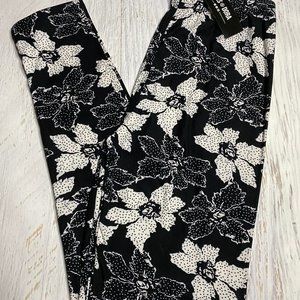 NWT Agnes & Dora Black & White Floral Legging